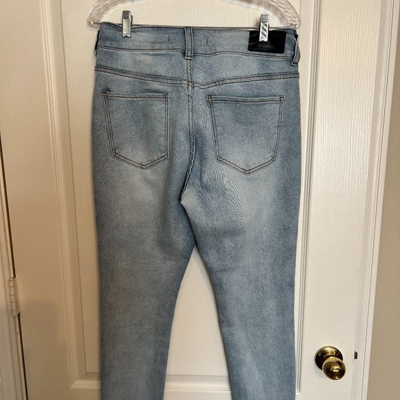 !IT. Denim Capris - Size 10 - Picture 9 of 9